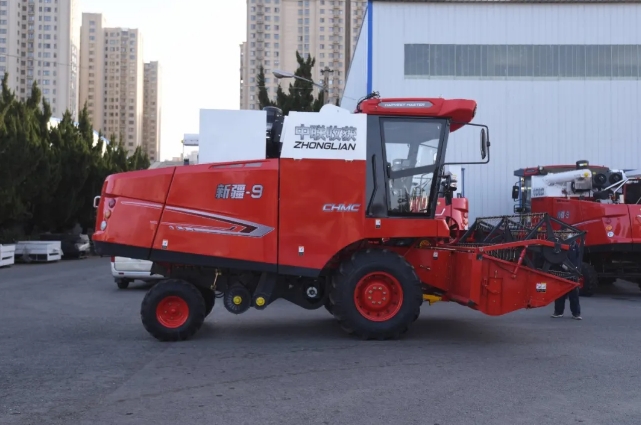 老农机手王师傅：从新疆-2到新疆-9，疯狂的猴子游戏网站收获就是靠谱(图2)