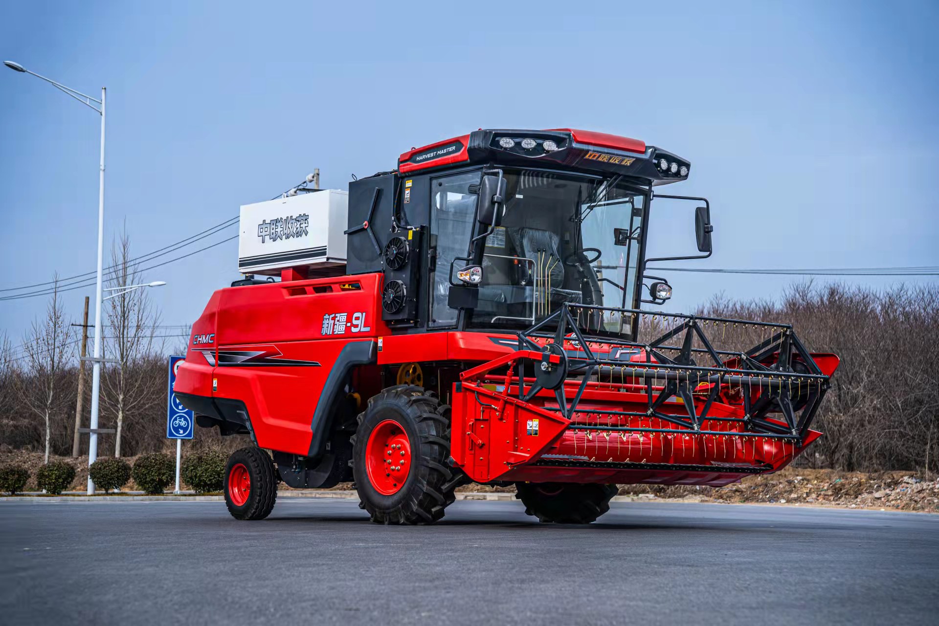 小麦丰收在即 买疯狂的猴子游戏网站收获小麦联合收割机的机手能挣多少钱(图1)